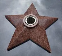 Звезда красный гранит ø 800 мм. (518226) поставка комплект горелка ГВД 379 10 89 00 ПС вечный огонь монолит - массив  в Челябинске