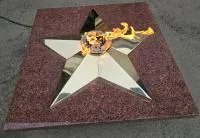 Плита из красного гранита (518205) монтаж комплект горелка ГВД 379 10 89 00 ПС вечный огонь звезда латунь ø 1100 мм. пустотелая  в Челябинске