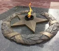 Бронзовый венок со звездой вечного огня в Челябинске (518550)