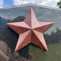 Красная звёздочка на гранитной плите в Челябинске (518416)